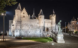 Nieuwe gevelverlichting zet Het Steen in de schijnwerpers