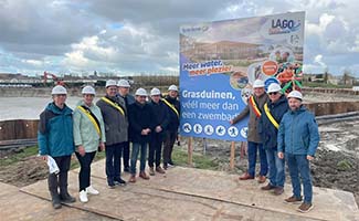 Burgemeester-Vandenberghe-geeft-startschot-van-werken-aan-eerste-gasloze-zwembad-van-Belgie