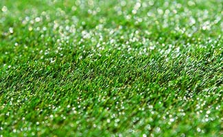 Een-groen-gazon-van-kunstgras-in-de-tuin