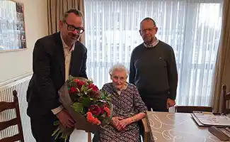 Woonmaatschappij Woontrots zet honderdjarige huurder in de bloemetjes