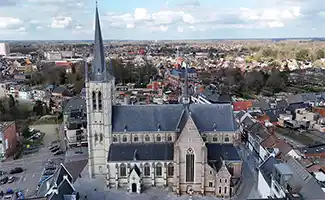 Iconische vieringtoren Sint-Amandskerk Geel krijgt opknapbeurt