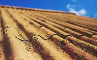 Hoe weet ik of mijn dak van asbest is?