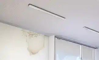 Spoedreparaties bij daklekkage: wat moet je doen bij noodsituaties?