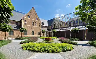 Historisch Capucijnenklooster in Maaseik heropent als warme zorgplek