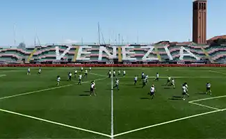 Nederlandse sportbar daagt sociale normen uit op Architectuurbiënnale Venetië 2025