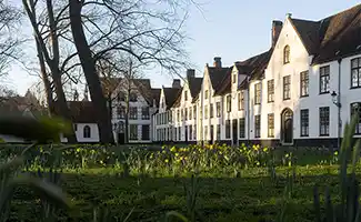 800 jaar Brugse Begijnhof feestelijk gevierd met koninklijk bezoek en unieke evenementen