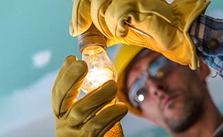 /Deze-vier-elektrische-klussen-laat-je-beter-aan-een-vakman-over/