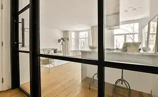 De opmars van steellook in interieur en exterieur
