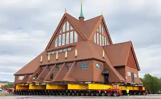 Zweedse stad Kiruna verplaatst houten kerk in één stuk