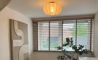 Hoe je plafondlampen afstemt op je interieur door kleur en materiaal