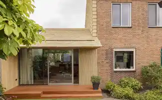Duurzame uitbouw verandert naoorlogse woning in gezinswoning