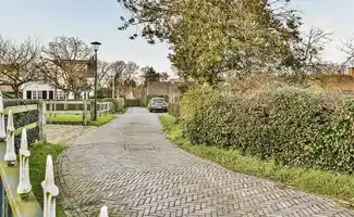 Identiek huis is 6,2 procent duurder in dreef dan in straat