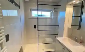 Versleten douche? Een naadloze Saetfix-wand biedt de oplossing