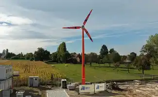 Eerste mobiele windmolen wekt stroom op voor Belgische bouwplaats
