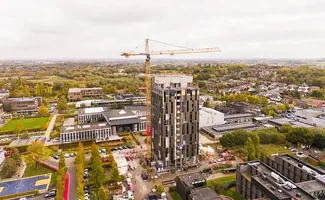 Studententoren ‘The Sky’ bereikt hoogste punt in Kortrijk