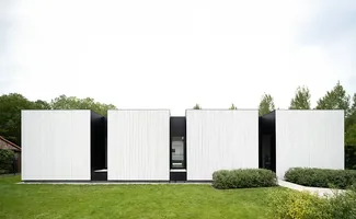 Minimalistische woning van Binst Architects vloeit samen met het landschap