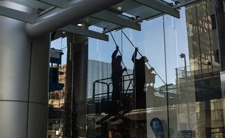 /Van-bouwstof-tot-blinkend-staal-de-juiste-reiniging-voor-industriele-omgevingen/