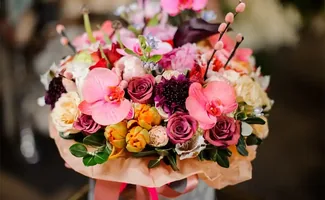 Kunstbloemen en planten implementeren in het interieur