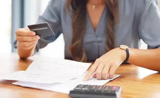 8 op de 10 Belgen betaalt rekeningen stipt op tijd