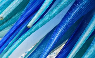 Hoe de microstructuur van glasvezelkabel bepaalt hoeveel datasnelheid jij écht haalt