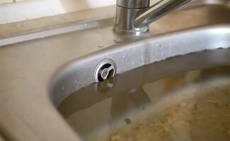 /Verstopte-gootsteen-voorkomen-zo-bescherm-je-je-leidingen-tijdens-koken-en-afwassen/