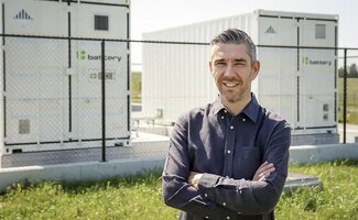 /Mobiele-batterijen-vangen-nettekort-op-bij-bouw-Quooker-magazijn/