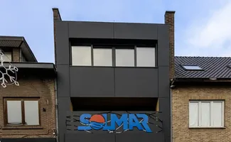 Zonneglas maakt gevel Maasmechels reisbureau tot energiebron