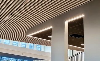 /Flexibele-plafonds-in-moderne-gebouwen-toepassingen-en-aandachtspunten/