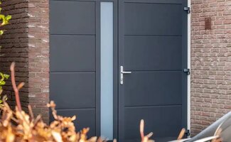 /Garagedeur-met-loopdeur-praktisch-gemak-voor-dagelijks-gebruik/