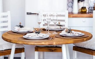 /Ronde-eettafel-of-rechthoekig-wat-je-keuze-verraadt-over-hoe-je-je-eetkamer-gebruikt/