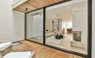 /Daarom-kiezen-steeds-meer-mensen-voor-een-glazen-schuifwand-voor-hun-veranda-of-overkapping/