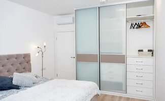 /Waarom-een-slaapkamerkast-op-maat-de-rust-in-je-slaapkamer-verandert/