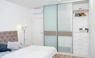 Waarom een slaapkamerkast op maat de rust in je slaapkamer verandert