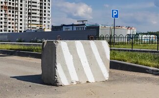 /Waarom-staan-er-betonblokken-bij-theaters-en-concertzalen/
