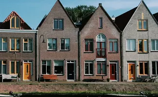 Waarom de woningopgave vertraagt door personeelskrapte: de zoektocht naar nieuwe energie