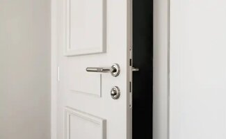 /Meer-licht-en-ruimtelijkheid-in-huis-de-kracht-van-transparante-afscheidingen/