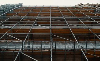 /Renoveren-op-hoogte-waarom-vakmensen-steeds-vaker-een-compact-werkplatform-inzetten/