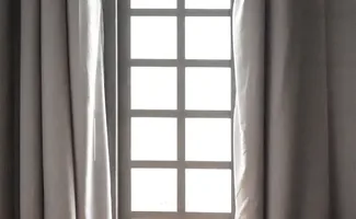 Een gehorige kamer los je op bij het raam. Zo dempen gordijnen galm en geluid