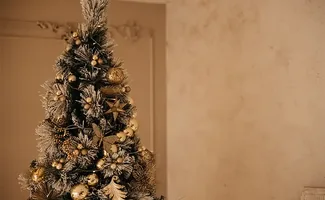Een kunstkerstboom kiezen: brandveilig en jarenlang mooi